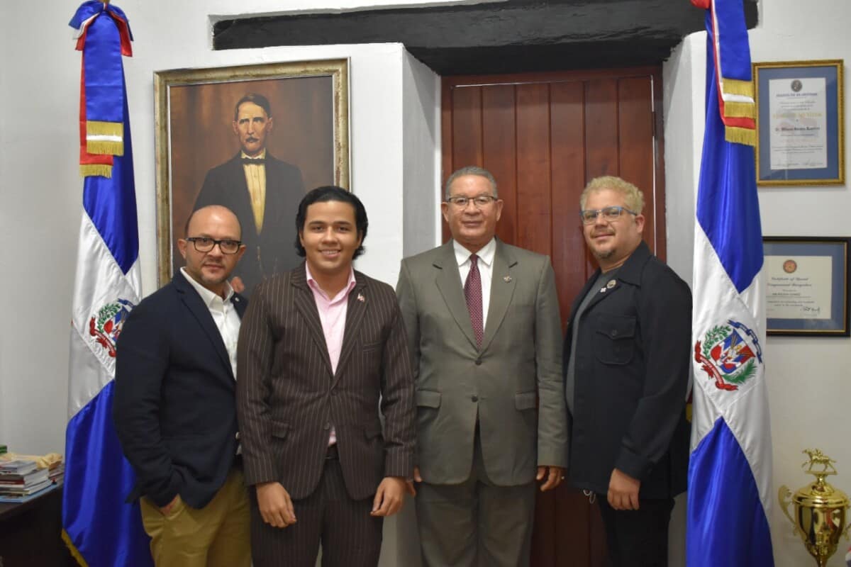 Presidente del Instituto Duartiano junto a presidente y miembros de la Juventud Duartiana Internacional