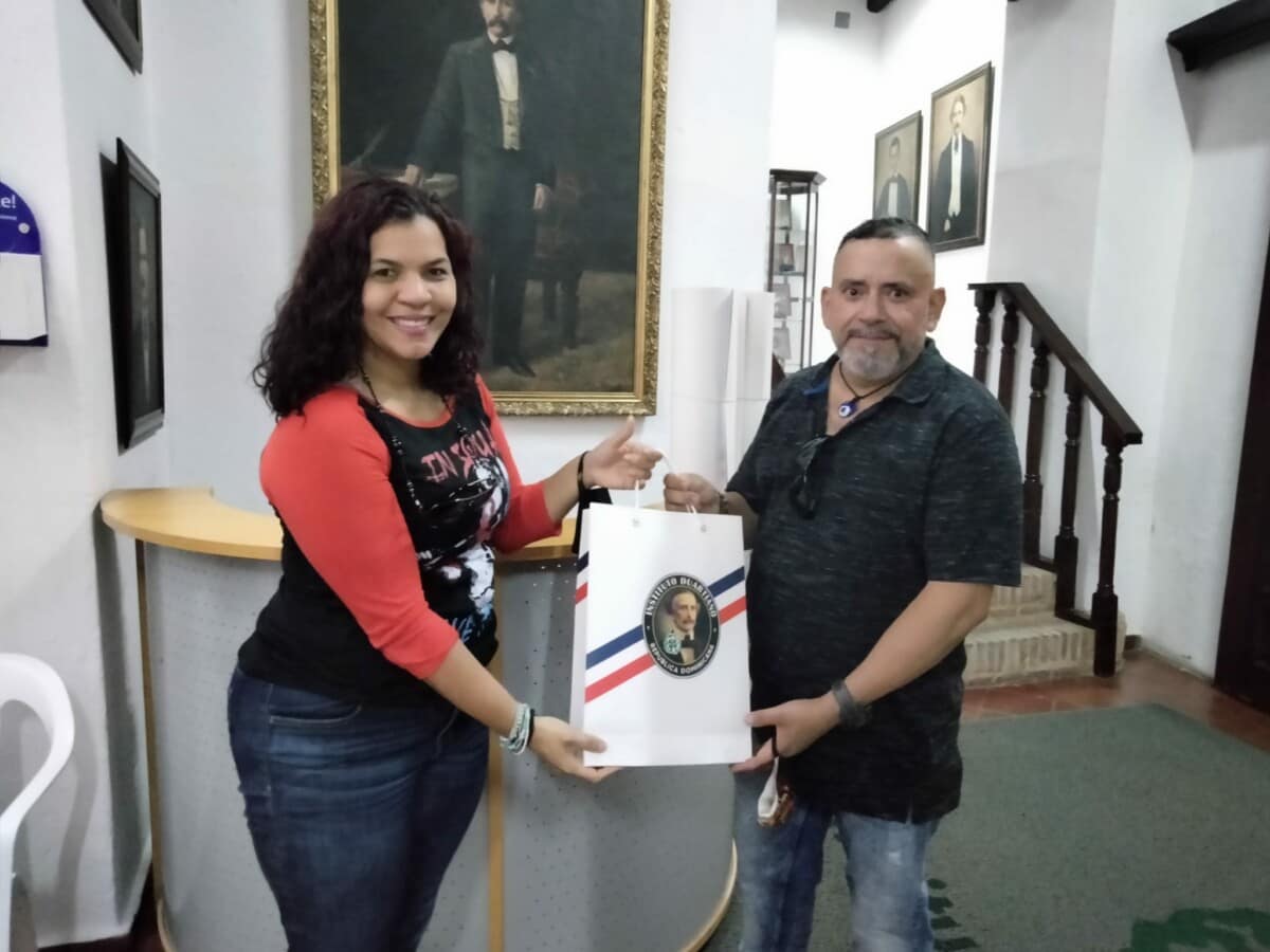 Juventud Duartiana recibiendo materiales patrióticos