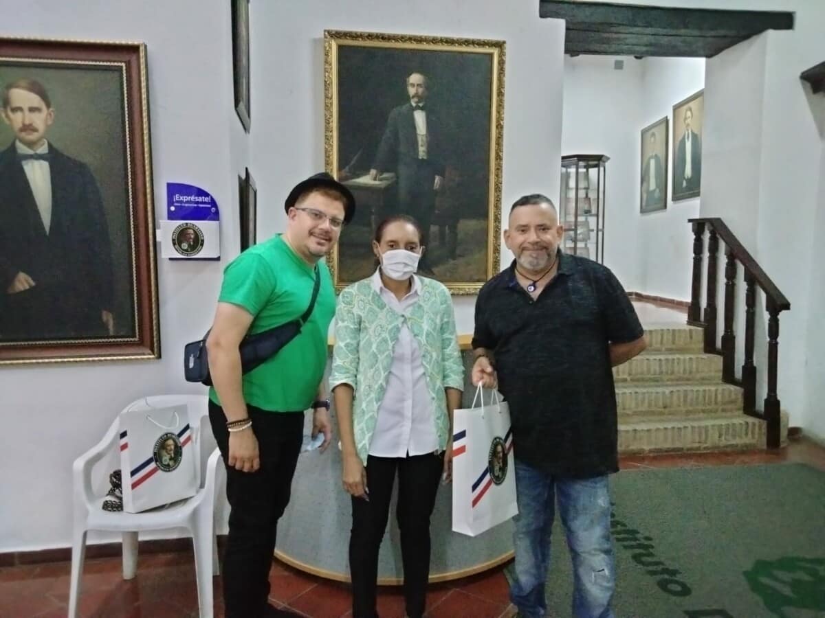 Presidente y miembro de la Juventud Duartiana Internacional junto a una guía del Museo Juan Pablo Duarte