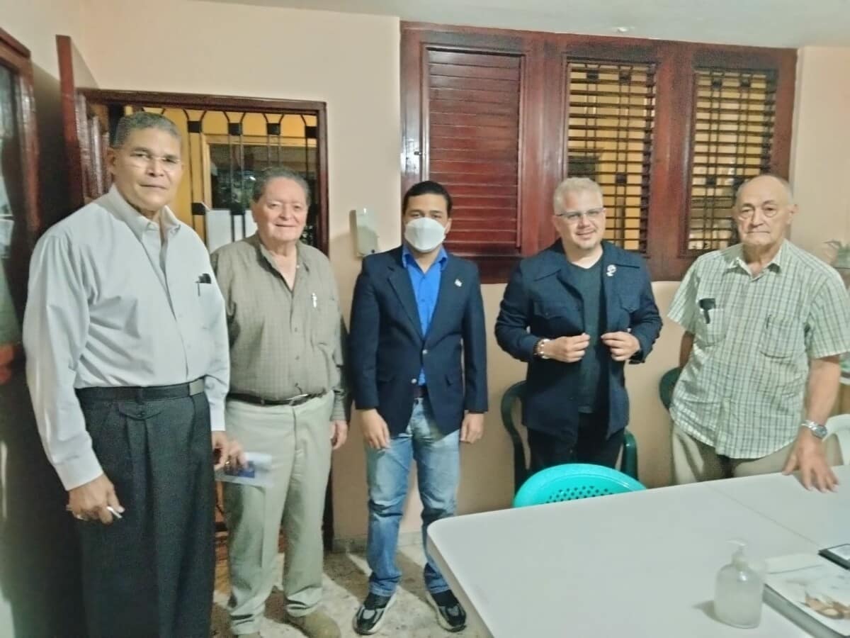 Presidente y representantes de la Juventud Duartiana