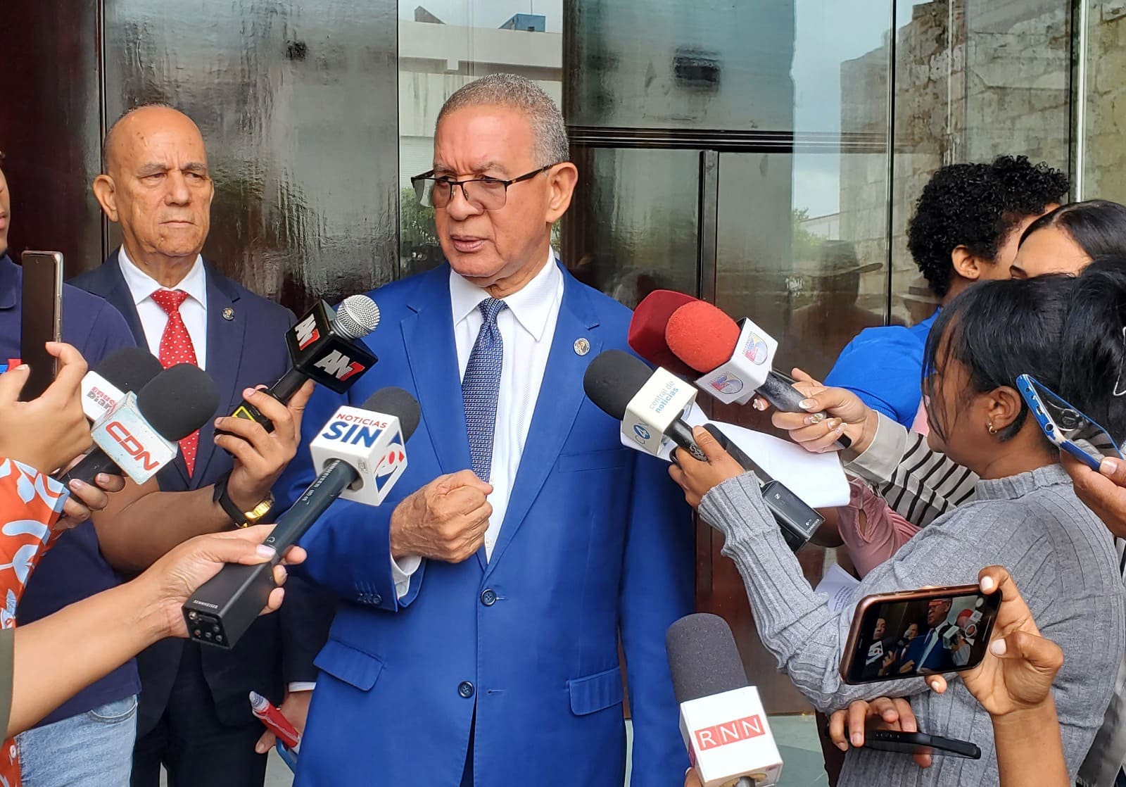 Wilson Gómez Ramírez, presidente del Instituto Duartiano, ofrece declaraciones a la prensa sobre el convenio migratorio entre RD y EE.UU.