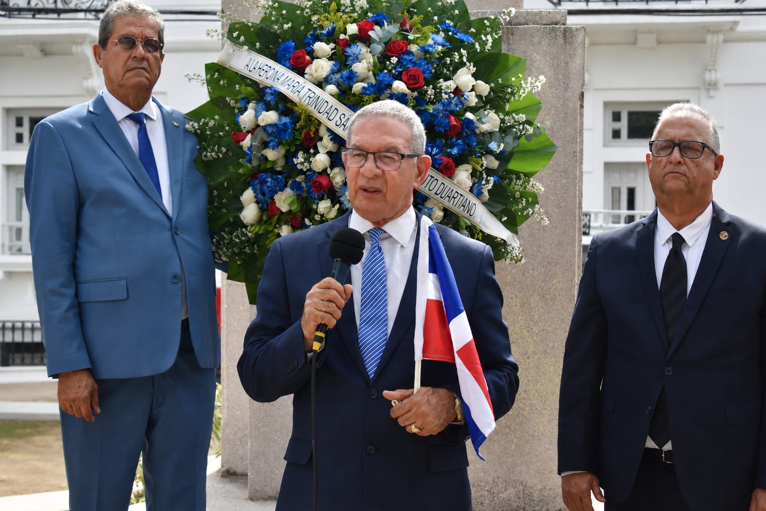 Directivos y colaboradores del Instituto Duartiano durante el acto de conmemoración del 232 aniversario del natalicio de María Trinidad Sánchez en la Ciudad Colonial.