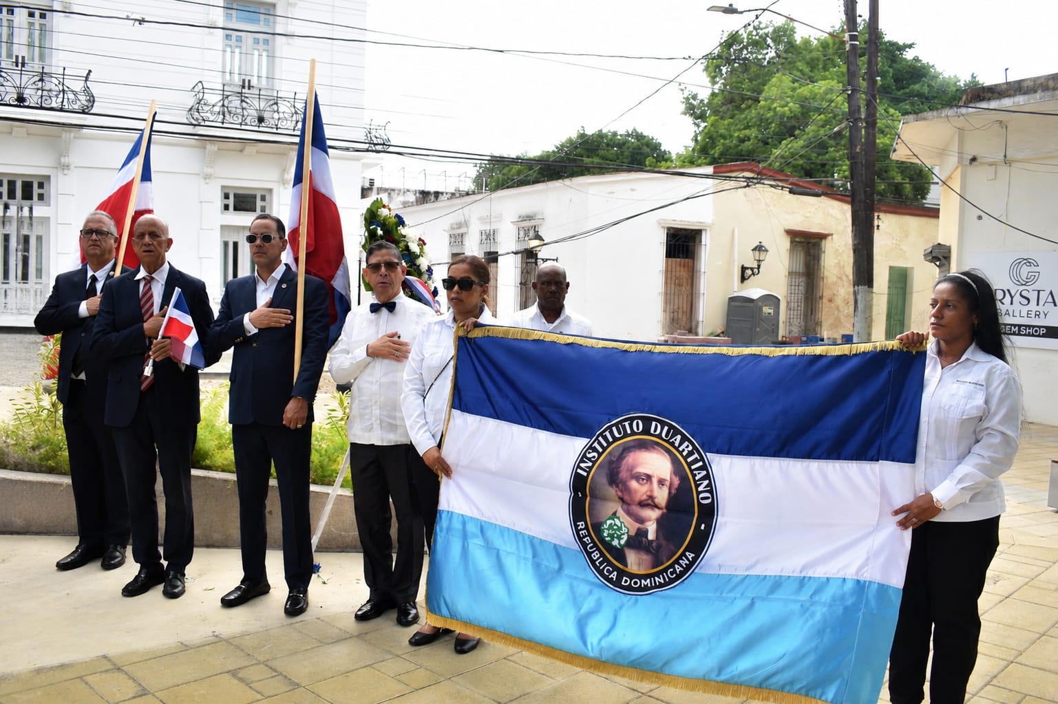 Wilson Gómez Ramírez, presidente del Instituto Duartiano, encabeza la ofrenda floral en la plazoleta de María Trinidad Sánchez en la Ciudad Colonial, en el 232 aniversario de su natalicio.