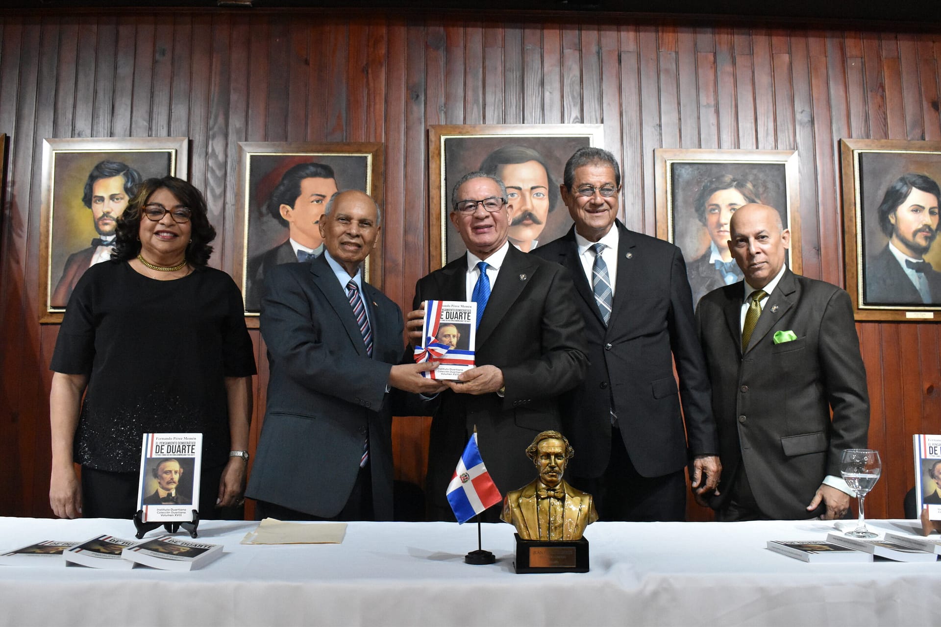 El doctor Fernando Pérez Memén durante su intervención en el acto de presentación de su libro en el Instituto Duartiano.