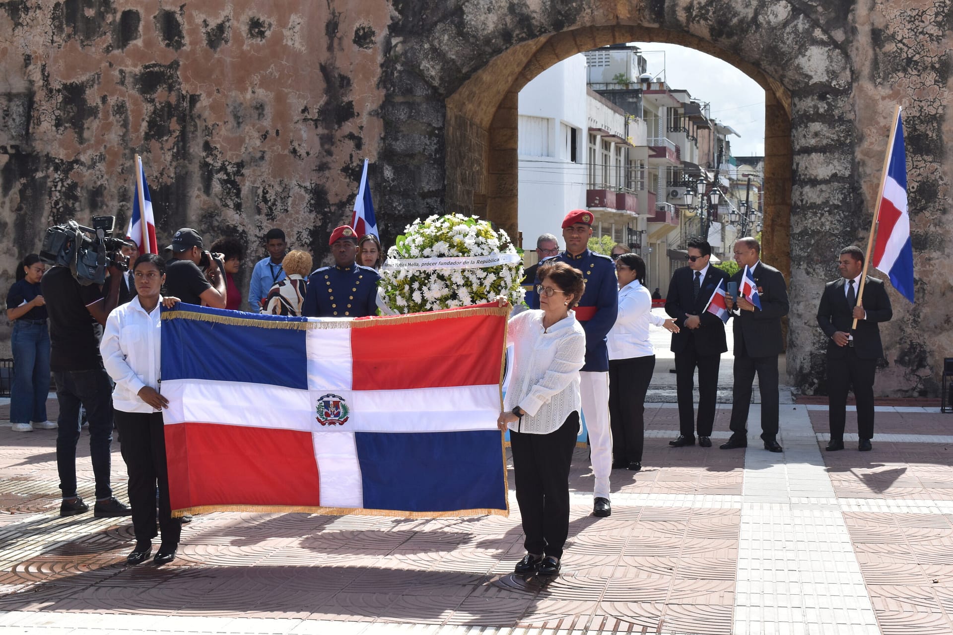 Directivos y colaboradores del Instituto Duartiano durante el acto de conmemoración del 162 aniversario del fallecimiento de Ramón Matías Mella en el Altar de la Patria.