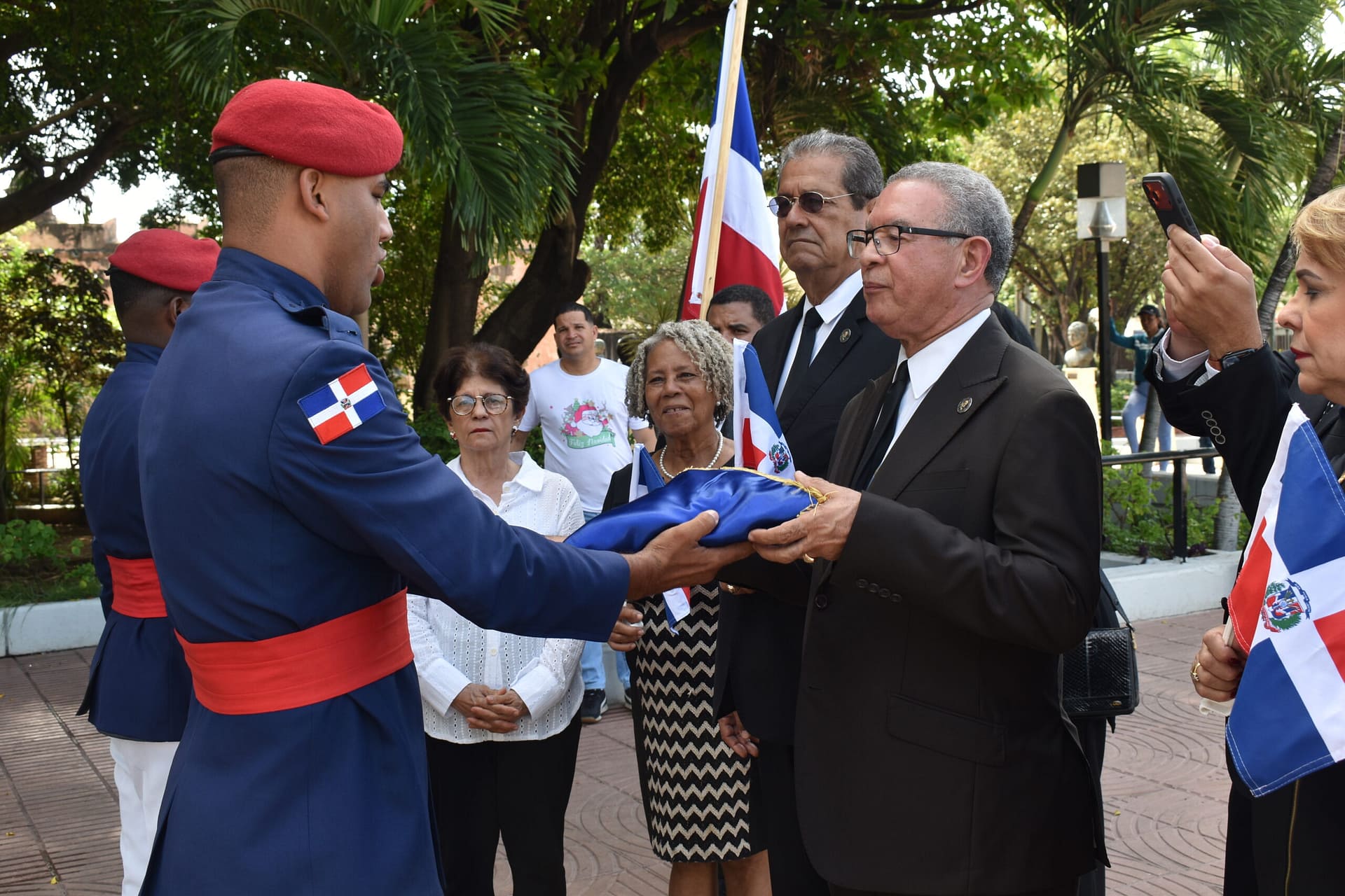 Momento de la ofrenda floral del Instituto Duartiano ante el Altar de la Patria en honor a Ramón Matías Mella.