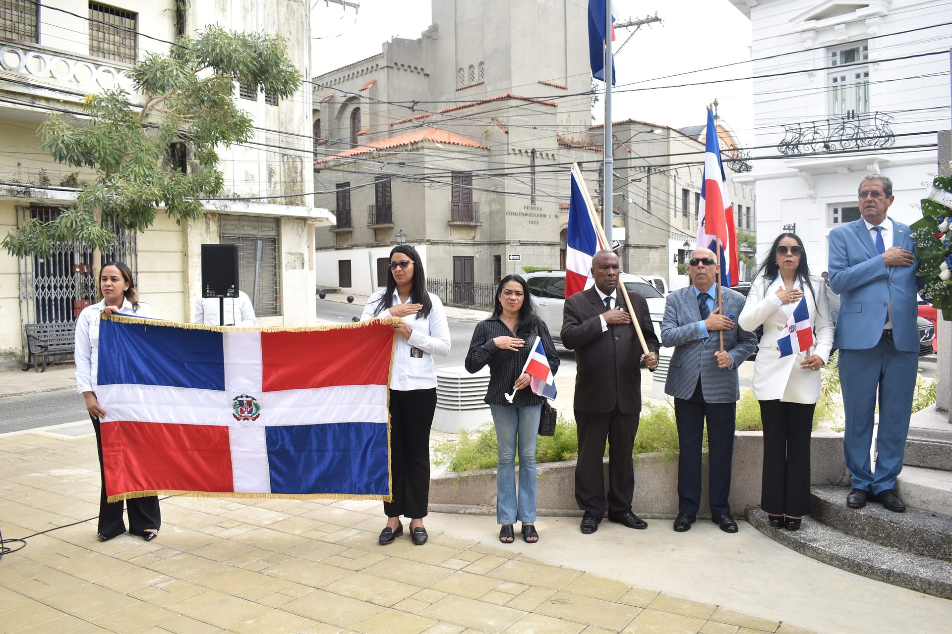 Ofrenda floral del Instituto Duartiano ante el monumento de María Trinidad Sánchez en la Ciudad Colonial de Santo Domingo.