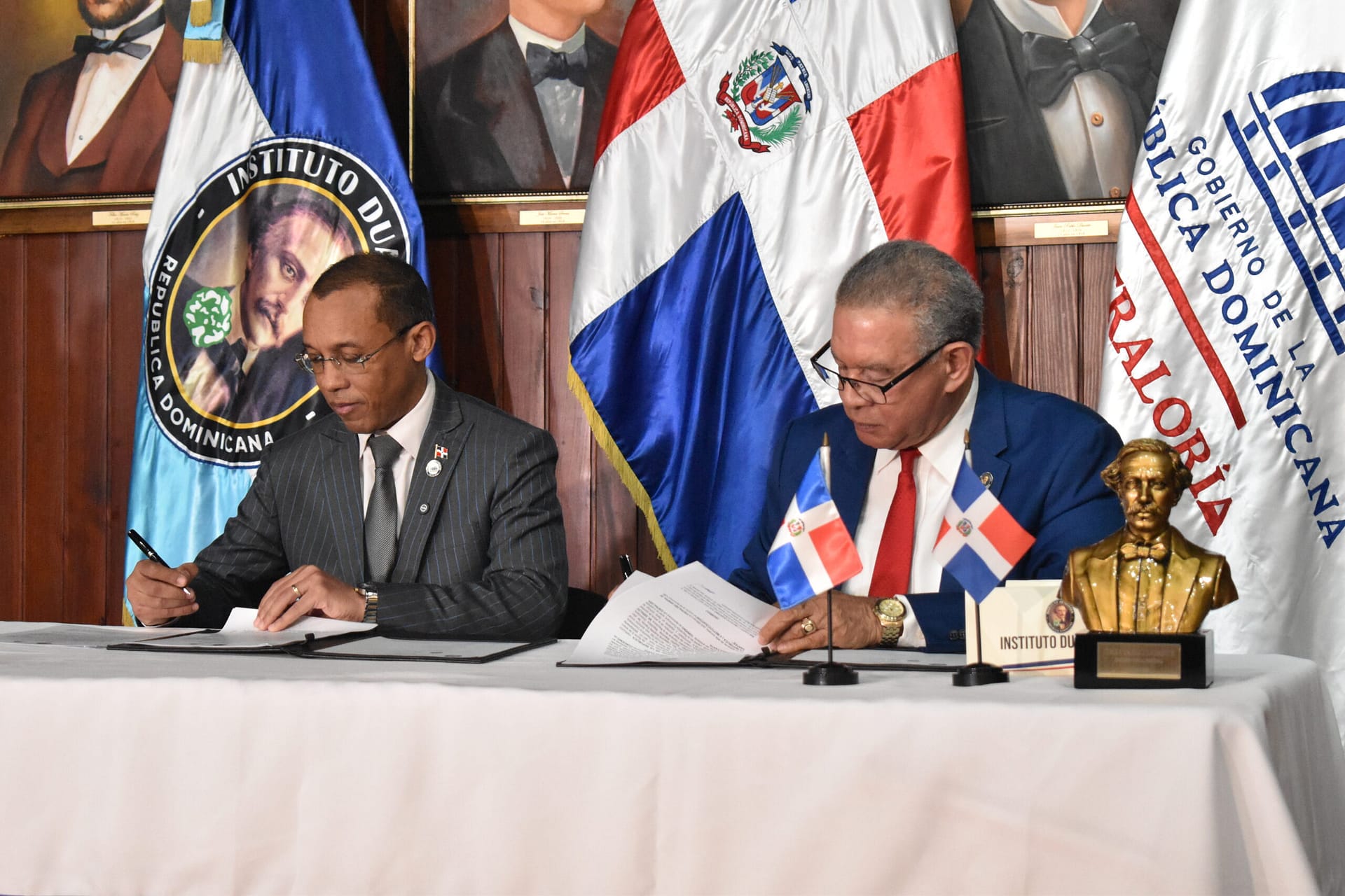 Firma del convenio entre el Instituto Duartiano y la Contraloría General de la República para fortalecer valores patrióticos entre servidores públicos.
