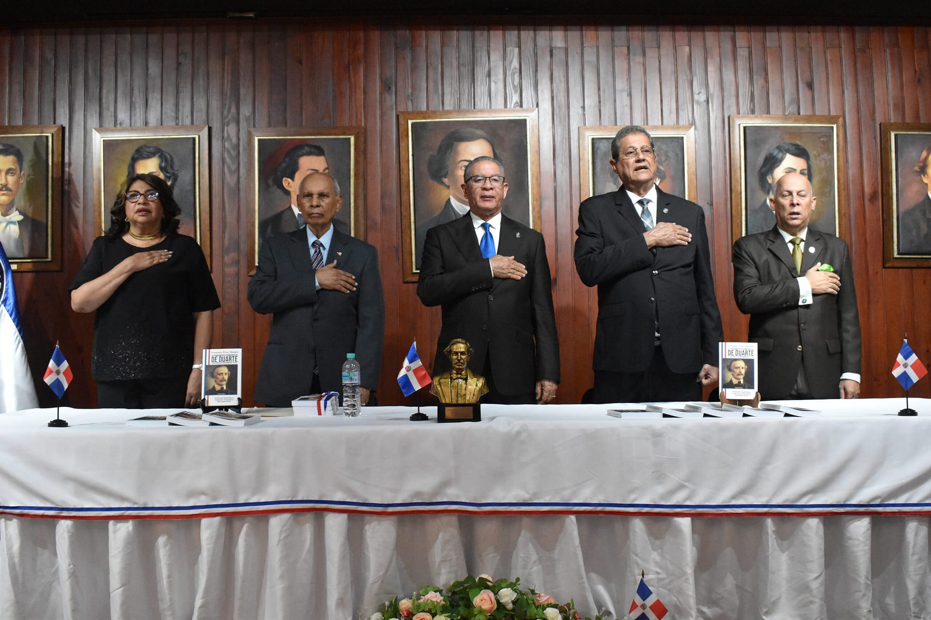 Fotografía oficial de los miembros de la mesa de honor durante el acto de presentación del libro de Fernando Pérez Memén en el Instituto Duartiano.