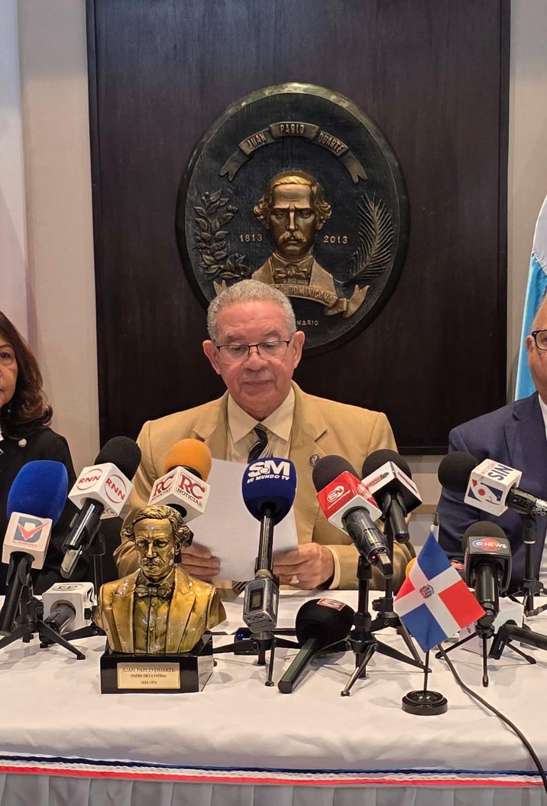 Conferencia de prensa del Instituto Duartiano sobre el convenio migratorio. Al frente, Wilson Gómez Ramírez, flanqueado por miembros de la Junta Directiva.
